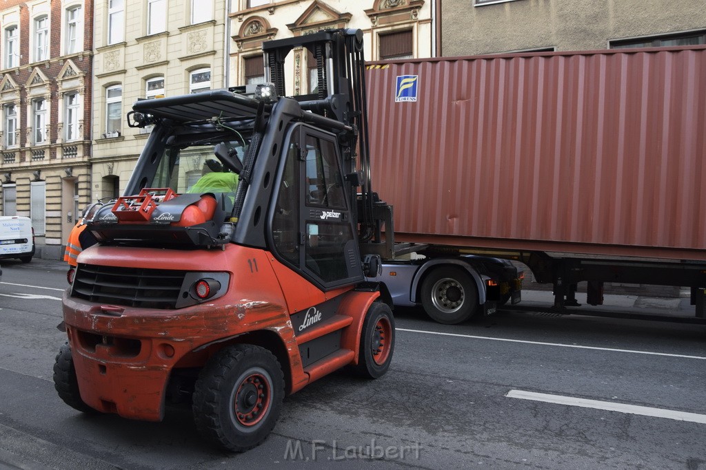 LKW gegen Bruecke wegen Rettungsgasse Koeln Muelheim P21.JPG - Miklos Laubert